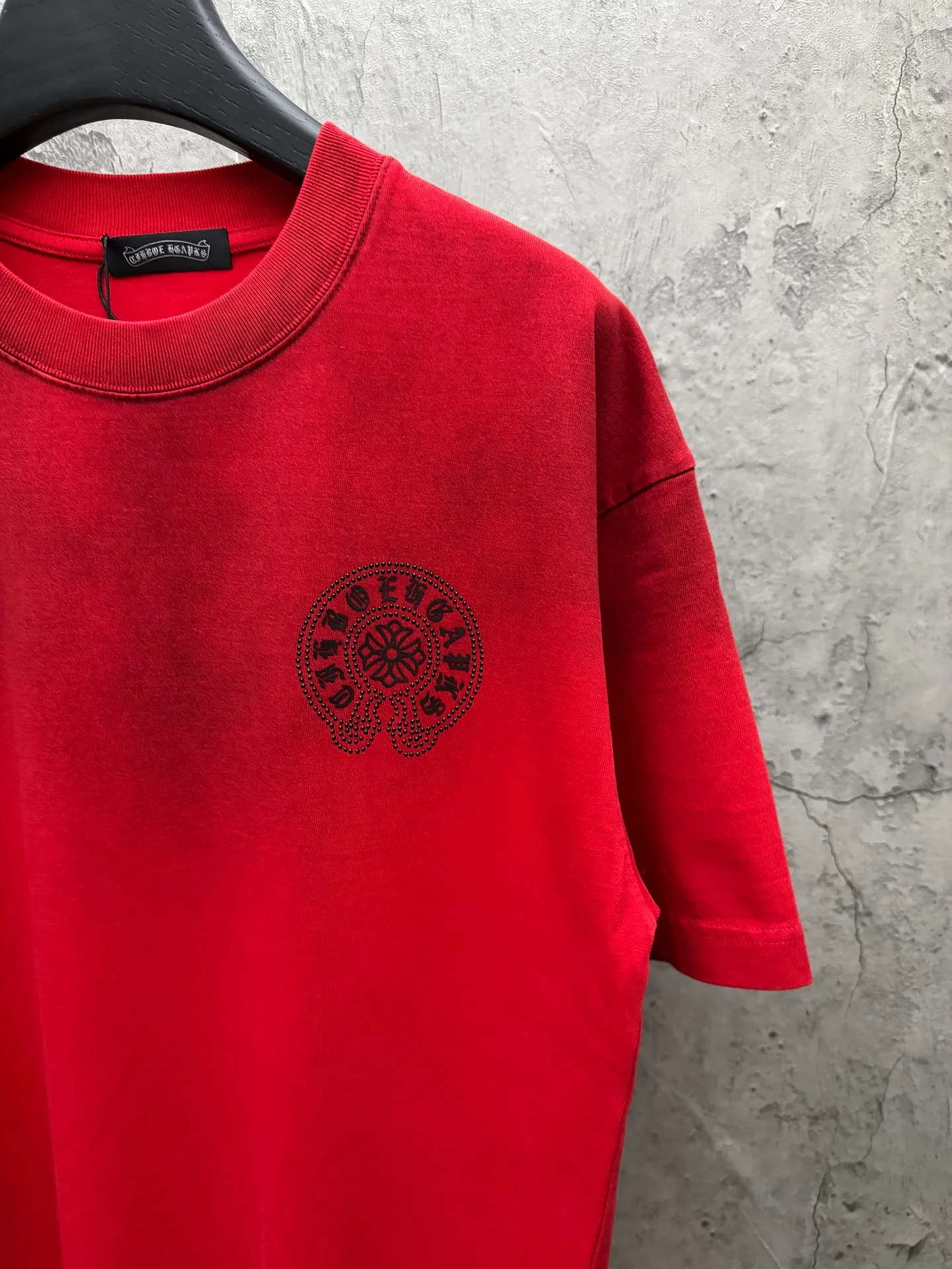 P210 top version, real shot without P, ​​different from market currency) 𝗖𝗵𝗿𝗼𝗺𝗲 𝗛𝗲𝗮𝗿𝘁𝘀/Croxin 2026 Spring New Original Single Counter American Washed Ding Lettering Film Embroidered Couple Short Sleeves 👑The highest version! Customized fabric 320 grams, washed and fried, spray horse slip craft, best-selling model at the counter, very comfortable to wear. Accessories: original molded and authenticated collar label ➕ 100% silk wash label. Genuine purchase-grade original hangtag➕matching hanging rope➕3D hanging beads➕original packaging bag. Craftsmanship: The original version has consistent wiring! The highest version of the armhole matching technique! Color: Red Black Size: M L XL 2XL Style No.: 2062